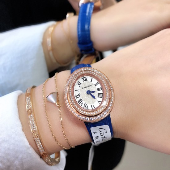 实拍 Cartier HYPNOSE系列腕表卡地亚椭圆双环交叠,演绎卡地亚柔美细腻的标志性风格。腕表灵动深邃,玫瑰金表壳镶嵌明亮式切割圆钻,太阳纹放射效果的表盘与剑形蓝钢指针,搭配鳄鱼皮带 典雅又唯美,再随机配送一条牛皮 30*26mm小号表款,搭配瑞士石英机芯,非常适合女性佩戴。 实拍 Cartier HYPNOSE系列腕表卡地亚椭圆双环交叠,演绎卡地亚柔美细腻的标志性风格。腕表灵动深邃,玫瑰金表壳镶嵌明亮式切割圆钻,太阳纹放射效果的表盘与剑形蓝钢指针,搭配鳄鱼皮带 典雅又唯美,再随机配送一条牛皮 30*26mm小号表款,搭配瑞士石英机芯,非常适合女性佩戴。