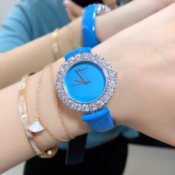 实拍 萧邦新款不断 重点推荐 重磅来袭 LHEUR DU DIAMANT珠宝镶系列，全套精钢镂空打造，光滑精致无暇，采用最新手法三爪镶石工艺，与原装正品一致，尺寸及细节完美至无可挑剔，整表美轮美奂由你任意搭配出行或各种宴会派对，该款专用进口机械机芯，整机保持原状态无改动，稳定性众所周知！表扣饱满不显臃肿，七颗钻石及整个表扣呈现的弧度与镂空的鸟巢壳身完美绝配，搭配之对应效果令你无可挑剔，表带制作精良，狠下本钱采用进口高光牛皮 一点也不逊于市场的一般鳄鱼皮。