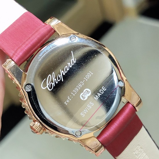 实拍 推出一款性价比超高的萧邦糖果珠宝定制款!萧邦-Chopard 当华美珠宝邂逅钟表技艺,萧邦通过极致工艺将两者合一,奉献出绝世佳作 这件珠宝腕表作品凝聚了来自于Chopard萧邦珠宝工坊的工艺精华,将珠宝化身为腕表,绽放出无与伦比的璀璨光华 搭配进口石英 娟丝表带 实拍 推出一款性价比超高的萧邦糖果珠宝定制款!萧邦-Chopard 当华美珠宝邂逅钟表技艺,萧邦通过极致工艺将两者合一,奉献出绝世佳作 这件珠宝腕表作品凝聚了来自于Chopard萧邦珠宝工坊的工艺精华,将珠宝化身为腕表,绽放出无与伦比的璀璨光华 搭配进口石英 娟丝表带