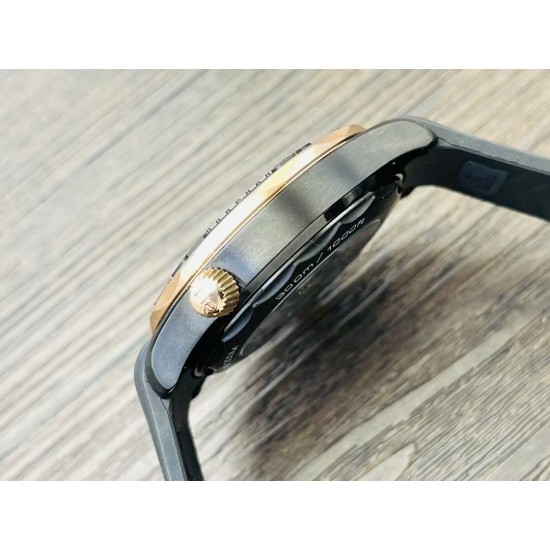 OMEGA 欧米茄【墨黑海马,桀骜登场】新品海马系列300米。表圈、波纹图案表盘均采用黑色氧化锆1Zr021陶瓷制成。镂空指针及12点位的圆点,均覆有Super-LumiNova夜光涂层。机芯的运转美态清晰可见。透过采用波纹边缘设计的蓝宝石玻璃表背,可以欣赏到8806机芯! OMEGA 欧米茄【墨黑海马,桀骜登场】新品海马系列300米。表圈、波纹图案表盘均采用黑色氧化锆1Zr021陶瓷制成。镂空指针及12点位的圆点,均覆有Super-LumiNova夜光涂层。机芯的运转美态清晰可见。透过采用波纹边缘设计的蓝宝石玻璃表背,可以欣赏到8806机芯!