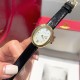 Baignoire de Cartier W:25mm L:32mmBaignoire de Cartier 卡地亚Baignoire1920#浴缸1920系列,进口瑞士石英机芯。316L精钢表壳表扣。整体5A莫桑石镶嵌,淬火钢蓝指针,拱形水晶镜面。表壳尺寸:宽度25mm长度32mm Baignoire de Cartier W:25mm L:32mmBaignoire de Cartier 卡地亚Baignoire1920#浴缸1920系列,进口瑞士石英机芯。316L精钢表壳表扣。整体5A莫桑石镶嵌,淬火钢蓝指针,拱形水晶镜面。表壳尺寸:宽度25mm长度32mm