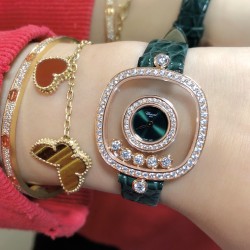 实拍 萧邦新增绿色表盘HAPPY DIAMONDS系列快乐钻腕表 3层蓝宝石玻璃镜面 我们就是自己的神话 原厂瑞士石英机芯 镜面内5颗快乐钻自由转动 活动钻石围绕表盘回旋起舞 制作精巧的表壳玩味透明概念 chopard家标志性的Happy钻石在两片蓝宝石水晶玻璃 形成的空间内自由滑动 充分展现自由和欢快的感觉 表壳顶端与底端各缀有一圈钻石 树叶形指针 较小的同心圆为珍珠母贝质地 呈圆满的球型 两个同心圆环上皆全手工镶有钻石 七颗灵动钻石如悬空漂浮一般 细节见真知。