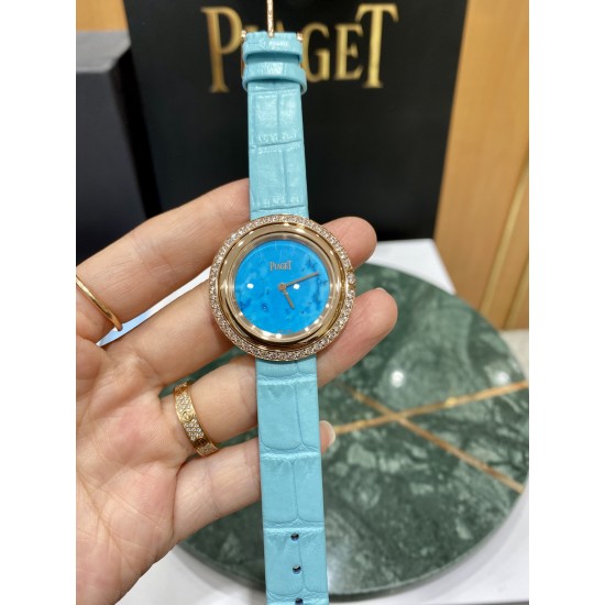 伯爵“时来运转”顶级奢侈品入门款四月季新配色 “蓝宝石”表面 拥有天然的蓝色变彩,展现独特的梦幻气息第一眼看到它的时候我一眼就中,首先是外观设计足够百搭,旋转式表圈可自由转动,外层一圈可来回转动 很有寓意、一起“转动,遇见非凡”。百搭中号34尺寸!上手很秀气,宝蓝色鳄鱼皮可轻松拆卸 看上去就高端,机芯采用瑞士进口石英机芯,螺旋式表圈316L精钢打磨抛光 表面光亮如镜、表盘内圈钻石刻度 11颗⭕️圆形美钻、外圈42颗圆形美钻 伯爵“时来运转”顶级奢侈品入门款四月季新配色 “蓝宝石”表面 拥有天然的蓝色变彩,展现独特的梦幻气息第一眼看到它的时候我一眼就中,首先是外观设计足够百搭,旋转式表圈可自由转动,外层一圈可来回转动 很有寓意、一起“转动,遇见非凡”。百搭中号34尺寸!上手很秀气,宝蓝色鳄鱼皮可轻松拆卸 看上去就高端,机芯采用瑞士进口石英机芯,螺旋式表圈316L精钢打磨抛光 表面光亮如镜、表盘内圈钻石刻度 11颗⭕️圆形美钻、外圈42颗圆形美钻