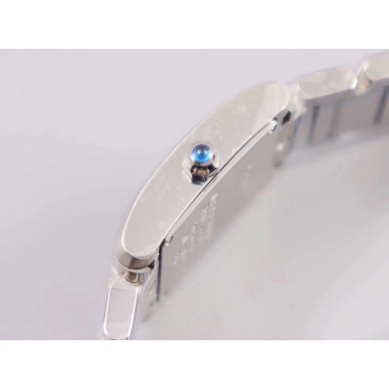实拍 8848F出品卡地亚法国坦克!瑞士石英机芯,尺寸~25.35*20.3mm,其他的就不作多介绍了,均可官网查阅,下面我来讲讲它的迷人之处,坦克腕表家族中女性最喜欢的一个系列。首先正像坦克与履带的不可分离,法国坦克腕表的履带式表链不仅像一款简练的手镯将金属的光泽绽放无余,也更好的融合了坦克系列棱角分明、锐利的表壳边缘,二者的结合不仅使表款风格上有个完整的统一性,更是对坦克腕表系列的自由精神的完美诠释,因此法国坦克可谓是卡地亚坦克腕表系列之中的经典之作!保卡、吊牌、表带膜和外包装都有贴标型号!下手要快! 实拍 8848F出品卡地亚法国坦克!瑞士石英机芯,尺寸~25.35*20.3mm,其他的就不作多介绍了,均可官网查阅,下面我来讲讲它的迷人之处,坦克腕表家族中女性最喜欢的一个系列。首先正像坦克与履带的不可分离,法国坦克腕表的履带式表链不仅像一款简练的手镯将金属的光泽绽放无余,也更好的融合了坦克系列棱角分明、锐利的表壳边缘,二者的结合不仅使表款风格上有个完整的统一性,更是对坦克腕表系列的自由精神的完美诠释,因此法国坦克可谓是卡地亚坦克腕表系列之中的经典之作!保卡、吊牌、表带膜和外包装都有贴标型号!下手要快!