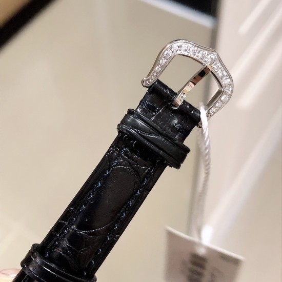 实拍 Cartier HYPNOSE系列腕表卡地亚椭圆双环交叠,演绎卡地亚柔美细腻的标志性风格。腕表灵动深邃,玫瑰金表壳镶嵌明亮式切割圆钻,太阳纹放射效果的表盘与剑形蓝钢指针,搭配鳄鱼皮带 典雅又唯美,再随机配送一条牛皮 30*26mm小号表款,搭配瑞士石英机芯,非常适合女性佩戴。 实拍 Cartier HYPNOSE系列腕表卡地亚椭圆双环交叠,演绎卡地亚柔美细腻的标志性风格。腕表灵动深邃,玫瑰金表壳镶嵌明亮式切割圆钻,太阳纹放射效果的表盘与剑形蓝钢指针,搭配鳄鱼皮带 典雅又唯美,再随机配送一条牛皮 30*26mm小号表款,搭配瑞士石英机芯,非常适合女性佩戴。