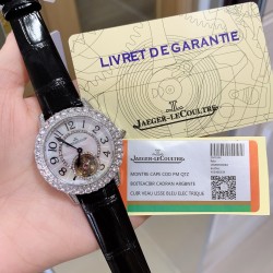 实拍 积家Rendez-Vous约会系列 全自动机械飞轮女士腕表，由天然深海珍珠贝母打造的表盘与精钢镶钻表圈交相辉映，散发着柔和的七彩光泽，而位于六时位置的飞轮则如优雅的腕上芭蕾，尽显独特女性魅力。高端配置，蓝宝石镜面，进口牛皮原装折叠扣/精钢表壳表带，尺寸：宽33mm、厚11mm。