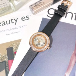 新方钻 伯爵-PIAGET，POSESSION时来运转系列，女士皮带腕表，镶饰方钻石，旋转圈口。这款高级女士腕表以Posession系列的标志性旋转圆环为灵感，搭配璀璨钻石彰显标志性风格，进口瑞士机芯，蓝宝石水晶玻璃，采用原装针式表扣佩戴方便！尺寸:29mm实物拍摄品质如一！
