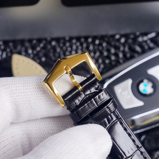 2⃣0⃣2⃣0⃣最新款百达翡丽《Patek Philippe》月[月亮]相[太阳]系列！九字位日月星辰功能，独特的4时位小秒logo，搭载原装进口call8219月相机芯(0返修0售后），蓝宝石玻璃镜面，进口意大利牛皮 ，（可配钢带）尺寸40mm，厚度10mm，三度防水性能，简约商外观，让你感受傲慢绅士气息，完美彰显其百达翡丽腕表的皇家血统，值得全球称赞。⚠️请认准独家品质
