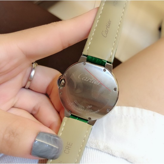 卡地亚 CARTIER 蓝气球奢华系列,316L精钢材质,简约又别具品味,摒弃了现代盛行的繁复华丽的修饰,以简约重新诠释唯美,打造独家高品质,采用高级珍珠贝母制作出表盘,优雅精致高贵气质尽显无漏。尺寸36mm*12mm。 卡地亚 CARTIER 蓝气球奢华系列,316L精钢材质,简约又别具品味,摒弃了现代盛行的繁复华丽的修饰,以简约重新诠释唯美,打造独家高品质,采用高级珍珠贝母制作出表盘,优雅精致高贵气质尽显无漏。尺寸36mm*12mm。