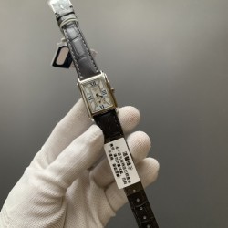鳄鱼皮雾霾灰新品浪琴表黛绰维纳系列石英女士腕表，意式生活邂后现代优雅，精致优雅知性，高端配置，搭配进口石英机芯，拱形双卜蓝宝石玻璃镜面，精钢表壳，表盘尺寸:20.8✖️32mm