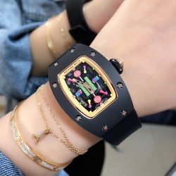实拍 最新理查珐琅棉花糖理查德米勒 RichardMille 珐琅棉花糖 最新爆款 bon bon系列最稀有的作品！克服传统工艺打破模式！钟表最受尊敬的技术之一。不是所有人的嫁妆，棉花糖运动曲线和颜色，它们是诱人的。有了理查德米勒，实现了把棉花糖戴在你的手腕上！白色陶瓷加上黄粉绿搪瓷表盘，RM-07柔和的颜色创造了一个组合...甜蜜！糖果店的一次旅行，一个让人难以置信的艺术品。你会戴上它吗？