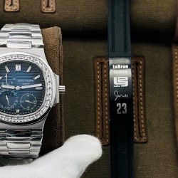 【PFF Factory2021牛年力作】V2升级版 【市场最高品质版本】百达.翡丽Patekphilippe运动系列（鹦鹉螺）5724（霸道总裁）升级版！1⃣️所有功能同正品（10字位动能显示，7字位日历和月相 4字位小秒针），和原装一样的带水平压纹图案，带荧光刻度 ！2⃣️直径40毫米，904L精钢镀金，蓝宝石玻璃镜面。3⃣️5722和5724款的外钻为施华洛世奇钻，通透闪亮，气质非凡。在目前技术范畴内尽可能接近原装，此款腕表可以让您驾驭所有场合！PFF匠心之作 欢迎您的品鉴！