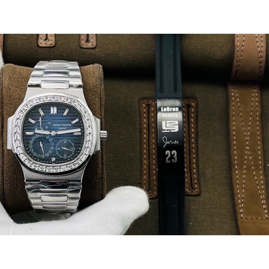 【PFF Factory2021牛年力作】V2升级版 【市场最高品质版本】百达.翡丽Patekphilippe运动系列(鹦鹉螺)5724(霸道总裁)升级版!1⃣️所有功能同正品(10字位动能显示,7字位日历和月相 4字位小秒针),和原装一样的带水平压纹图案,带荧光刻度 !2⃣️直径40毫米,904L精钢镀金,蓝宝石玻璃镜面。3⃣️5722和5724款的外钻为施华洛世奇钻,通透闪亮,气质非凡。在目前技术范畴内尽可能接近原装,此款腕表可以让您驾驭所有场合!PFF匠心之作 欢迎您的品鉴! 【PFF Factory2021牛年力作】V2升级版 【市场最高品质版本】百达.翡丽Patekphilippe运动系列(鹦鹉螺)5724(霸道总裁)升级版!1⃣️所有功能同正品(10字位动能显示,7字位日历和月相 4字位小秒针),和原装一样的带水平压纹图案,带荧光刻度 !2⃣️直径40毫米,904L精钢镀金,蓝宝石玻璃镜面。3⃣️5722和5724款的外钻为施华洛世奇钻,通透闪亮,气质非凡。在目前技术范畴内尽可能接近原装,此款腕表可以让您驾驭所有场合!PFF匠心之作 欢迎您的品鉴!