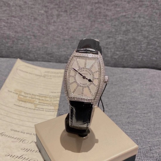 ♥️法兰克穆勒-Franck Muller(FM),sunrise系列 采用316L 精钢表壳 CNC加工抛光表壳,全壳PVP真空电镀持色更久。底盖与表壳无缝拼接,精雕成形,扣子底部以及底盖内部延续法穆兰标志字体雕刻清晰!搭配制作过程相当复杂的拱形表盘 表盘由12块珍珠贝构成铺满光华美钻与珍珠贝母辉映 表壳尺寸32x43mm 厚度约9mm ♥️法兰克穆勒-Franck Muller(FM),sunrise系列 采用316L 精钢表壳 CNC加工抛光表壳,全壳PVP真空电镀持色更久。底盖与表壳无缝拼接,精雕成形,扣子底部以及底盖内部延续法穆兰标志字体雕刻清晰!搭配制作过程相当复杂的拱形表盘 表盘由12块珍珠贝构成铺满光华美钻与珍珠贝母辉映 表壳尺寸32x43mm 厚度约9mm
