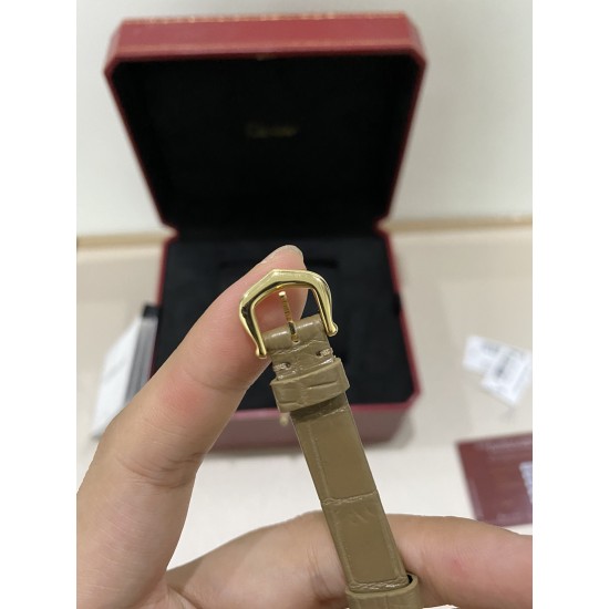 鳄鱼皮版本DR工厂 卡地亚浴缸 全网独家首发❗️Baignoire浴缸系列腕表,典雅欧风浴缸形状,完美演绎卡地亚的经典美学,涌现腕表设计的焕新力量卡家又一经典之作浴缸系列。实物拿到手的时候大吃一惊,颜值高 !椭圆外型的感觉正是典雅欧风浴缸形状,这也太好看了吧!Baignoire浴缸系列腕表,小号表款,石英机芯。镶嵌一颗凸圆形蓝宝石。镀银表盘,剑形蓝钢指针,蓝宝石水晶镜面。灰褐色鳄鱼皮表带。表壳尺寸:32x26毫米厚度:8毫米防水深度3巴(约30米)生活防水。 鳄鱼皮版本DR工厂 卡地亚浴缸 全网独家首发❗️Baignoire浴缸系列腕表,典雅欧风浴缸形状,完美演绎卡地亚的经典美学,涌现腕表设计的焕新力量卡家又一经典之作浴缸系列。实物拿到手的时候大吃一惊,颜值高 !椭圆外型的感觉正是典雅欧风浴缸形状,这也太好看了吧!Baignoire浴缸系列腕表,小号表款,石英机芯。镶嵌一颗凸圆形蓝宝石。镀银表盘,剑形蓝钢指针,蓝宝石水晶镜面。灰褐色鳄鱼皮表带。表壳尺寸:32x26毫米厚度:8毫米防水深度3巴(约30米)生活防水。