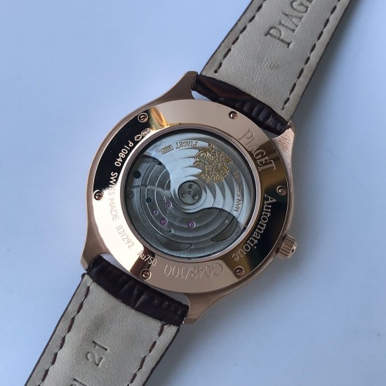 TW出品【高端品质复刻版】伯爵 黑带系列 Piaget BLACK -TIE系列GOA32017 男士腕表 枕形的表壳以不同的几何造型完美和谐地搭配在一起 体现出伯爵匠心独具的创意 造工精湛的机芯不仅拥有时 分和小秒针显示 同时还能区分昼夜 精确显示第二地时间 并配有大型日期显示窗 在设计典雅的表盘上清晰呈现各项功能 尺寸42mm 机芯型号 850P全自动机械 蓝宝石水晶玻璃 进口牛皮 原装折叠扣 是陪伴您外出旅游的最佳旅行腕表 TW出品【高端品质复刻版】伯爵 黑带系列 Piaget BLACK -TIE系列GOA32017 男士腕表 枕形的表壳以不同的几何造型完美和谐地搭配在一起 体现出伯爵匠心独具的创意 造工精湛的机芯不仅拥有时 分和小秒针显示 同时还能区分昼夜 精确显示第二地时间 并配有大型日期显示窗 在设计典雅的表盘上清晰呈现各项功能 尺寸42mm 机芯型号 850P全自动机械 蓝宝石水晶玻璃 进口牛皮 原装折叠扣 是陪伴您外出旅游的最佳旅行腕表