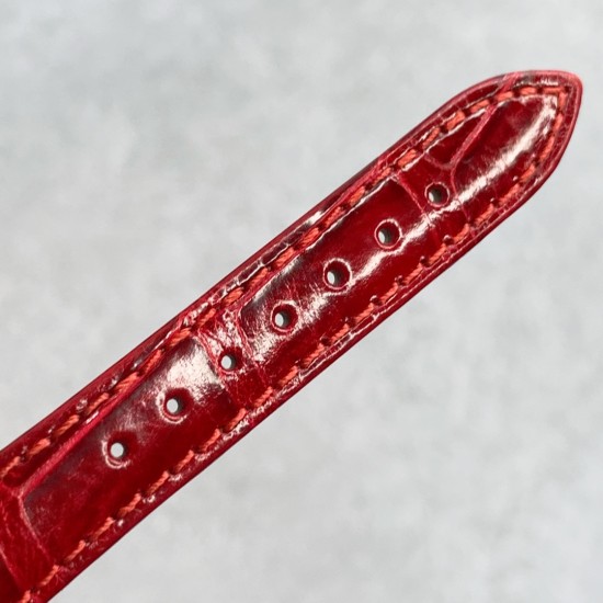渠道货!浪琴表黛绰维纳鳄鱼皮系列!20.80 X 32.00mm 石英女士腕表!正品机芯L178石英机芯!拥有低电量提醒功能!石英机芯没电了秒针会四秒一跳!这个时候就需要换电池啦!浪琴排名皇后级别的当属黛绰维纳系列女表 以意大利语中的Dolce Vita为名 寓意甜美生活 寓意意式生活邂逅现代浪漫 通过几何线条与柔美曲线塑造出现代优雅与妩媚姿态 银色表盘的雕花、贝母表盘上镶嵌13颗钻石,以及蓝钢指针等精致细节都烘托出佩戴者纯正的优雅与贵气 ,不使用,不影响二次销售,支持退换,终身保修。 渠道货!浪琴表黛绰维纳鳄鱼皮系列!20.80 X 32.00mm 石英女士腕表!正品机芯L178石英机芯!拥有低电量提醒功能!石英机芯没电了秒针会四秒一跳!这个时候就需要换电池啦!浪琴排名皇后级别的当属黛绰维纳系列女表 以意大利语中的Dolce Vita为名 寓意甜美生活 寓意意式生活邂逅现代浪漫 通过几何线条与柔美曲线塑造出现代优雅与妩媚姿态 银色表盘的雕花、贝母表盘上镶嵌13颗钻石,以及蓝钢指针等精致细节都烘托出佩戴者纯正的优雅与贵气 ,不使用,不影响二次销售,支持退换,终身保修。