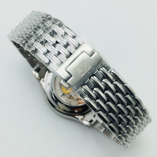 【JL Factory】新力作 市场最高版本 积家超薄大师系列腕表!风格最简洁,也最迷人,采用太阳射线纹理的银色表盘有种阳光洒下的感觉,配以三角锥形刻度非常典雅,两枚太子妃式指针运行于表盘之上,时间显示方式尽显低调华丽。腕表搭载9015机芯,直径40毫米,厚度8.3毫米,将可靠、精确、纯粹的品质和隽永的设计完美融入,成就一款无与伦比的超薄腕表! 【JL Factory】新力作 市场最高版本 积家超薄大师系列腕表!风格最简洁,也最迷人,采用太阳射线纹理的银色表盘有种阳光洒下的感觉,配以三角锥形刻度非常典雅,两枚太子妃式指针运行于表盘之上,时间显示方式尽显低调华丽。腕表搭载9015机芯,直径40毫米,厚度8.3毫米,将可靠、精确、纯粹的品质和隽永的设计完美融入,成就一款无与伦比的超薄腕表!