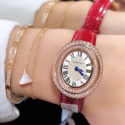 实拍 Cartier HYPNOSE系列腕表卡地亚椭圆双环交叠，演绎卡地亚柔美细腻的标志性风格。腕表灵动深邃，玫瑰金表壳镶嵌明亮式切割圆钻，太阳纹放射效果的表盘与剑形蓝钢指针，搭配鳄鱼皮带   典雅又唯美，再随机配送一条牛皮 30*26mm小号表款，搭配瑞士石英机芯，非常适合女性佩戴。