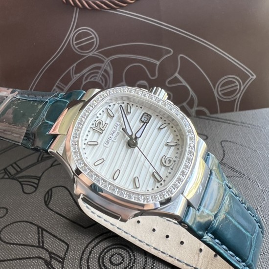 百达翡丽Nautilus 系列7010R最美鹦鹉螺。整个表盘、表壳以及标志性的“锚链式”表耳都采用全手工雪花密镶钻石,以优雅外观体现超卓工艺,美若冰晶,腕表中的“蓝血贵族”。采用32mm表径 上手贴合,进口石英机芯 走时精准,表壳采用不锈钢18k镀玫瑰金,表圈镶嵌46颗,搭配美洲鳄鱼皮表带。送礼自戴首选! 百达翡丽Nautilus 系列7010R最美鹦鹉螺。整个表盘、表壳以及标志性的“锚链式”表耳都采用全手工雪花密镶钻石,以优雅外观体现超卓工艺,美若冰晶,腕表中的“蓝血贵族”。采用32mm表径 上手贴合,进口石英机芯 走时精准,表壳采用不锈钢18k镀玫瑰金,表圈镶嵌46颗,搭配美洲鳄鱼皮表带。送礼自戴首选!