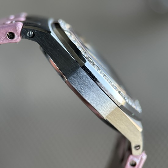鳄鱼皮RF工厂 爱彼皇家橡树系列型号67601石英腕表,皇家橡树系列独有的八角形外观还拥有爱彼独特的设计风格也将女士优雅风格融入其中,深受女明星们的爱戴,表带澳洲湾鳄鱼皮,即使只有33毫米的小尺寸,也将爱彼独有的纯净美感与刚毅线条展现的淋漓尽致而镶满钻石的表圈也为佩戴的女士增添了更多的柔美。巴蒂镶嵌一枚半透明凸面蓝宝石,搭载瑞士进口石英机芯,拥有实用的日历显示功能 鳄鱼皮RF工厂 爱彼皇家橡树系列型号67601石英腕表,皇家橡树系列独有的八角形外观还拥有爱彼独特的设计风格也将女士优雅风格融入其中,深受女明星们的爱戴,表带澳洲湾鳄鱼皮,即使只有33毫米的小尺寸,也将爱彼独有的纯净美感与刚毅线条展现的淋漓尽致而镶满钻石的表圈也为佩戴的女士增添了更多的柔美。巴蒂镶嵌一枚半透明凸面蓝宝石,搭载瑞士进口石英机芯,拥有实用的日历显示功能