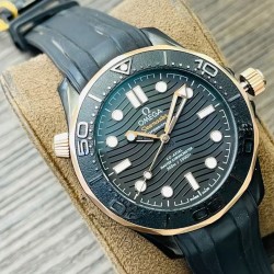 OMEGA 欧米茄【墨黑海马，桀骜登场】新品海马系列300米。表圈、波纹图案表盘均采用黑色氧化锆1Zr021陶瓷制成。镂空指针及12点位的圆点，均覆有Super-LumiNova夜光涂层。机芯的运转美态清晰可见。透过采用波纹边缘设计的蓝宝石玻璃表背，可以欣赏到8806机芯！