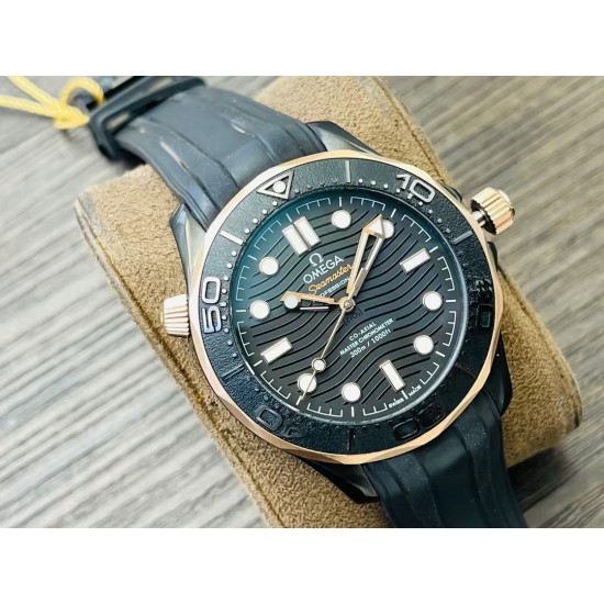 OMEGA 欧米茄【墨黑海马,桀骜登场】新品海马系列300米。表圈、波纹图案表盘均采用黑色氧化锆1Zr021陶瓷制成。镂空指针及12点位的圆点,均覆有Super-LumiNova夜光涂层。机芯的运转美态清晰可见。透过采用波纹边缘设计的蓝宝石玻璃表背,可以欣赏到8806机芯! OMEGA 欧米茄【墨黑海马,桀骜登场】新品海马系列300米。表圈、波纹图案表盘均采用黑色氧化锆1Zr021陶瓷制成。镂空指针及12点位的圆点,均覆有Super-LumiNova夜光涂层。机芯的运转美态清晰可见。透过采用波纹边缘设计的蓝宝石玻璃表背,可以欣赏到8806机芯!