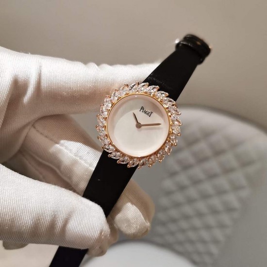 伯爵-PIAGET 全新高级珠宝系列,18K白金.玫瑰金,镶饰24颗马眼型切割美钻(约3.84克拉)是高级珠宝制作的一大挑战;钻石散发的耀眼光芒,皮带采用轻柔的缎面材质,与钻石造型形成优雅对比。原装尺寸31X7.8mm. 伯爵-PIAGET 全新高级珠宝系列,18K白金.玫瑰金,镶饰24颗马眼型切割美钻(约3.84克拉)是高级珠宝制作的一大挑战;钻石散发的耀眼光芒,皮带采用轻柔的缎面材质,与钻石造型形成优雅对比。原装尺寸31X7.8mm.