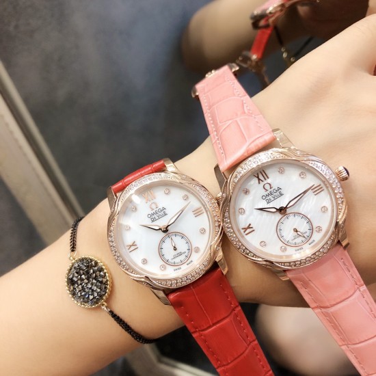 OMEGA【欧米茄】女士腕表,每一个产品都是以女神标准打造的,总能让你惊喜收获魅力加分,奢华时尚丝毫不减以往,但却多了一分简约的清新气息,不管是哪款欧米茄腕表从来都无需考虑配搭问题,二针半星空面 纯钢表壳镶嵌施华洛水晶,进口机芯,矿物质钢化镀膜镜面,进口牛皮表带,原装折叠表扣,尺寸:35mm ️心随表动 我随心动 OMEGA【欧米茄】女士腕表,每一个产品都是以女神标准打造的,总能让你惊喜收获魅力加分,奢华时尚丝毫不减以往,但却多了一分简约的清新气息,不管是哪款欧米茄腕表从来都无需考虑配搭问题,二针半星空面 纯钢表壳镶嵌施华洛水晶,进口机芯,矿物质钢化镀膜镜面,进口牛皮表带,原装折叠表扣,尺寸:35mm ️心随表动 我随心动