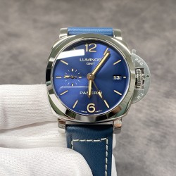 PANERAI 沛纳海 PANERAI BLUE DIAL蓝色表盘GMT自动腕表 PAM00688 PAM688 VS688 688 异地时间 GMT 两地时间 精钢抛光表壳 带滚轴保险护桥表冠 蓝宝石镜面 蓝色日晖纹表盘 镀金表针 超强夜光 机芯（摆的位置和正品一致了，时针快调，日历通过时针调节，GMT针12小时走一圈，螺丝孔位置和原装一致，机芯厚度也一样了） 牛皮表带 精钢针扣 42mm VS厂出品V2版 出了货实拍