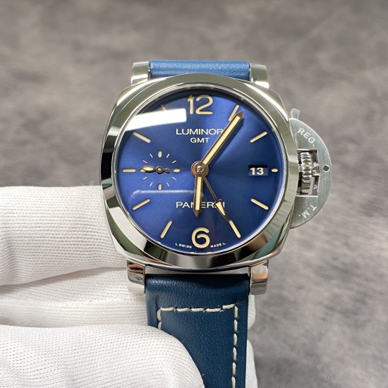 PANERAI 沛纳海 PANERAI BLUE DIAL蓝色表盘GMT自动腕表 PAM00688 PAM688 VS688 688 异地时间 GMT 两地时间 精钢抛光表壳 带滚轴保险护桥表冠 蓝宝石镜面 蓝色日晖纹表盘 镀金表针 超强夜光 机芯(摆的位置和正品一致了,时针快调,日历通过时针调节,GMT针12小时走一圈,螺丝孔位置和原装一致,机芯厚度也一样了) 牛皮表带 精钢针扣 42mm VS厂出品V2版 出了货实拍 PANERAI 沛纳海 PANERAI BLUE DIAL蓝色表盘GMT自动腕表 PAM00688 PAM688 VS688 688 异地时间 GMT 两地时间 精钢抛光表壳 带滚轴保险护桥表冠 蓝宝石镜面 蓝色日晖纹表盘 镀金表针 超强夜光 机芯(摆的位置和正品一致了,时针快调,日历通过时针调节,GMT针12小时走一圈,螺丝孔位置和原装一致,机芯厚度也一样了) 牛皮表带 精钢针扣 42mm VS厂出品V2版 出了货实拍
