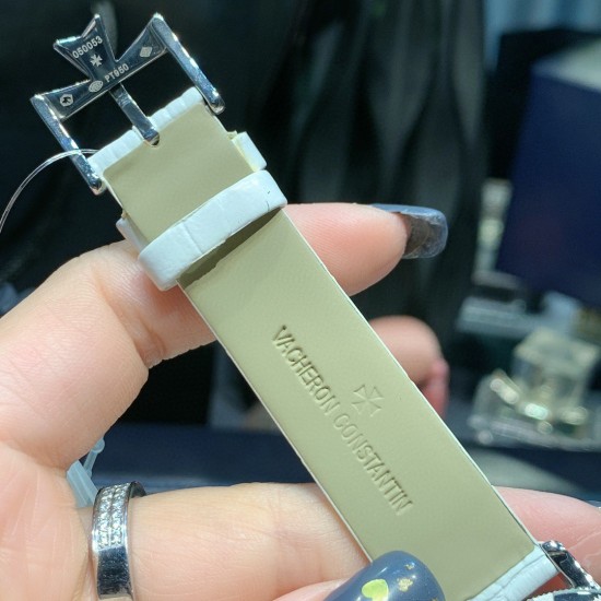 实拍2020年江诗丹顿传袭超薄系列-Vacheron Constantin 专为女神打造的,奢华时尚,采用进口316钢表壳,搭配原装进口9015机芯(0返修),天然蓝宝石玻璃镜面,直径33mm,超薄工艺7.8mm,超强防水30米,竹节纹进口小牛皮表带,一表一码。 实拍2020年江诗丹顿传袭超薄系列-Vacheron Constantin 专为女神打造的,奢华时尚,采用进口316钢表壳,搭配原装进口9015机芯(0返修),天然蓝宝石玻璃镜面,直径33mm,超薄工艺7.8mm,超强防水30米,竹节纹进口小牛皮表带,一表一码。
