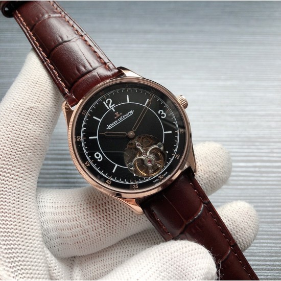 积家JaegerLecoultre A26 大师系列,精品男士腕表,简约两针搭载飞轮设计,尊贵大气,绅士风范,卓越品质,热卖全城。采用全自动机械机芯,顶级316精钢表壳,进口小牛皮表带,矿物质超强镜面,尺寸43*12 三杰精致推荐男士机械腕表 SJ为你精心打造超真实实物图拍摄 积家JaegerLecoultre A26 大师系列,精品男士腕表,简约两针搭载飞轮设计,尊贵大气,绅士风范,卓越品质,热卖全城。采用全自动机械机芯,顶级316精钢表壳,进口小牛皮表带,矿物质超强镜面,尺寸43*12 三杰精致推荐男士机械腕表 SJ为你精心打造超真实实物图拍摄