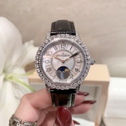 实拍 积家-Jaeger-LeCoultre DAZZLING RENDEZ- VOUS MOON约会系列月相珠宝腕表月之女神，是浪漫与柔美的象征，她掌管着大自然中的潮起潮落和季节更替,是艺术家与诗人们的灵感源泉，在温润莹亮的白色珍珠母贝映衬下,晶莹璀璨的钻石散发出夜空般的静谧之美，表圈镶嵌108颗 钻石,组成两个环绕表壳的同心圆。由36颗以爪镶工艺镶嵌的 钻石组成的外圈,为光芒闪耀的表圈营造出轻盈美妙的质感，尺寸36mm的精钢表壳搭配进口瑞士石英，采用蓝宝石水晶玻璃。