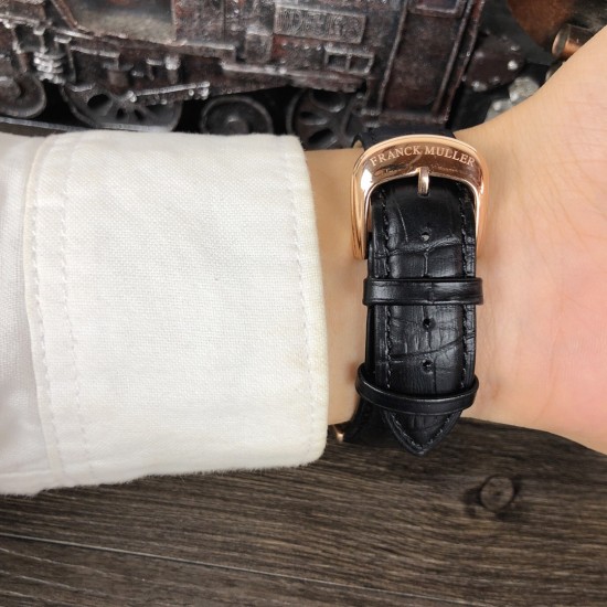 法兰克 穆勒Franck Muller 全新满天星系列⚓️搭载进口日本西铁城机械机芯⚙️意大利双面小牛皮原装针扣酒桶形拱桥状精钢表壳⚫️手工全镶嵌施华洛水晶钻 高贵霸气尺寸43*55mm高尚的艺术 精湛的工艺 一经发布 无不轰动 法兰克 穆勒Franck Muller 全新满天星系列⚓️搭载进口日本西铁城机械机芯⚙️意大利双面小牛皮原装针扣酒桶形拱桥状精钢表壳⚫️手工全镶嵌施华洛水晶钻 高贵霸气尺寸43*55mm高尚的艺术 精湛的工艺 一经发布 无不轰动
