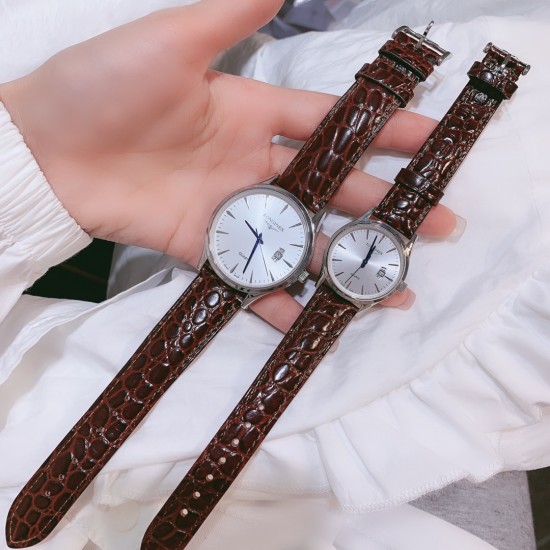 LONGINES】最新情侣款 原装进口石英机 316L精钢表壳 矿物质超强玻璃镜面 进口真牛皮表带/精钢表带 女款直径30mm厚8m男款直径40厚底8m LONGINES】最新情侣款 原装进口石英机 316L精钢表壳 矿物质超强玻璃镜面 进口真牛皮表带/精钢表带 女款直径30mm厚8m男款直径40厚底8m