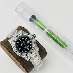 【VRS Factory2022墙裂推荐 市场最高版本】奢华大作，劳力士Rolex SUB潜航者后镶钻定制版！是奢华闪耀与永不退色的融合，更是经典潮流的不二之选！1⃣️【表壳】直径40MM。每一颗钻石/彩宝均来自奥地利（施华洛世奇原产地）经过严格的筛选，确保颜色，大小，火彩统一，专业珠宝镶嵌师精心镶嵌。2⃣️【表带】跟官网同步，904L蚝式钢完美还原坚固耐用的优良血统，效果可媲美原装。3⃣️【机芯】采用复刻界的机芯之王——搭配3135自动上旋机芯。VRS Factory匠心力作 敬请各路表友品鉴！