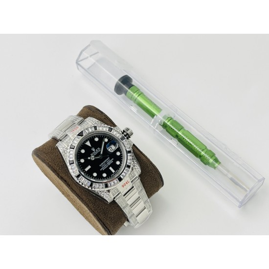 【VRS Factory2022墙裂推荐 市场最高版本】奢华大作,劳力士Rolex SUB潜航者后镶钻定制版!是奢华闪耀与永不退色的融合,更是经典潮流的不二之选!1⃣️【表壳】直径40MM。每一颗钻石/彩宝均来自奥地利(施华洛世奇原产地)经过严格的筛选,确保颜色,大小,火彩统一,专业珠宝镶嵌师精心镶嵌。2⃣️【表带】跟官网同步,904L蚝式钢完美还原坚固耐用的优良血统,效果可媲美原装。3⃣️【机芯】采用复刻界的机芯之王——搭配3135自动上旋机芯。VRS Factory匠心力作 敬请各路表友品鉴! 【VRS Factory2022墙裂推荐 市场最高版本】奢华大作,劳力士Rolex SUB潜航者后镶钻定制版!是奢华闪耀与永不退色的融合,更是经典潮流的不二之选!1⃣️【表壳】直径40MM。每一颗钻石/彩宝均来自奥地利(施华洛世奇原产地)经过严格的筛选,确保颜色,大小,火彩统一,专业珠宝镶嵌师精心镶嵌。2⃣️【表带】跟官网同步,904L蚝式钢完美还原坚固耐用的优良血统,效果可媲美原装。3⃣️【机芯】采用复刻界的机芯之王——搭配3135自动上旋机芯。VRS Factory匠心力作 敬请各路表友品鉴!