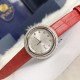 实拍 伯爵-PIAGET 女士腕表 瑞士石英机芯 316L精钢表壳 真牛皮表带 尺寸34*8mm 蓝宝石玻璃镜面 简约的设计,大胆而多彩的配色,以及旋转表圈是伯爵品牌 Possession腕表的特质所在。通过品牌制表师们天马星空的创意,将各个亮色的表带与贵金属、钻石、精钢材质相融,通过圆形盘面的演绎,令全新的 Possession腕表越发闪耀夺目,给人眼前一亮之感。 实拍 伯爵-PIAGET 女士腕表 瑞士石英机芯 316L精钢表壳 真牛皮表带 尺寸34*8mm 蓝宝石玻璃镜面 简约的设计,大胆而多彩的配色,以及旋转表圈是伯爵品牌 Possession腕表的特质所在。通过品牌制表师们天马星空的创意,将各个亮色的表带与贵金属、钻石、精钢材质相融,通过圆形盘面的演绎,令全新的 Possession腕表越发闪耀夺目,给人眼前一亮之感。