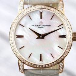 实拍 TK新品江诗丹顿传袭超薄系列-Vacheron Constantin 专为女神打造的，奢华时尚，采用进口316钢表壳，搭配原装进口9015机芯（0返修），天然蓝宝石玻璃镜面，直径33mm，超薄工艺7.8mm，超强防水30米，竹节纹进口小牛皮表带，
