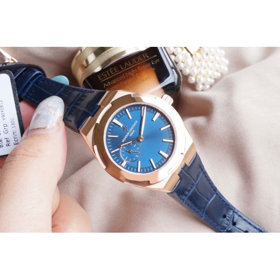 ★实拍 女神推荐款【Vacheron Constantin江诗丹顿】纵横四海系列OVERSEAS女款小号型【表壳】表径3610.8mm 质感细腻大方 84颗圆形切割施华洛水钻璀璨夺目 蓝宝石镜面永不刮花【表盘】大三针的设计 简约大方 旭日纹缎面拉丝的工艺处理 深邃优雅 18k金时标均带白色夜光涂层【机芯】CITIZEN8系列改Cal.5300机芯(机芯稳定零返修 )后原装18k纳米镀金质摆陀【表带扣】半马其他十字三片折叠式表扣 进口牛皮表带越欣赏 越懂欣赏 ★实拍 女神推荐款【Vacheron Constantin江诗丹顿】纵横四海系列OVERSEAS女款小号型【表壳】表径3610.8mm 质感细腻大方 84颗圆形切割施华洛水钻璀璨夺目 蓝宝石镜面永不刮花【表盘】大三针的设计 简约大方 旭日纹缎面拉丝的工艺处理 深邃优雅 18k金时标均带白色夜光涂层【机芯】CITIZEN8系列改Cal.5300机芯(机芯稳定零返修 )后原装18k纳米镀金质摆陀【表带扣】半马其他十字三片折叠式表扣 进口牛皮表带越欣赏 越懂欣赏