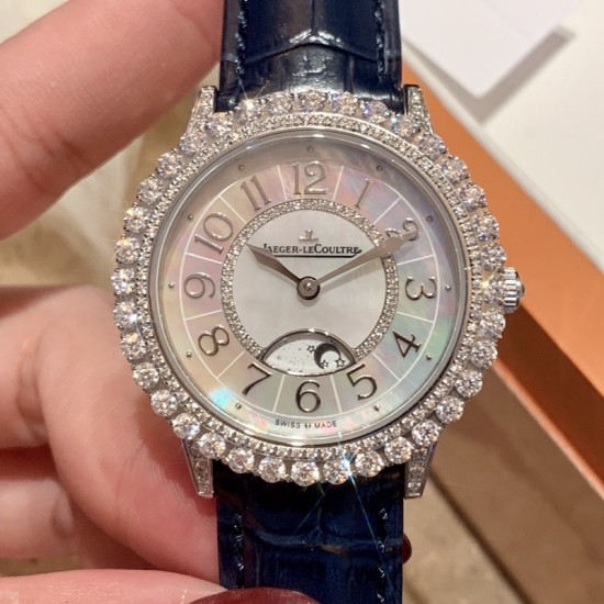 实拍 积家-Jaeger-LeCoultre DAZZLING RENDEZ- VOUS MOON约会系列月相珠宝腕表月之女神,是浪漫与柔美的象征,她掌管着大自然中的潮起潮落和季节更替,是艺术家与诗人们的灵感源泉,在温润莹亮的白色珍珠母贝映衬下,晶莹璀璨的钻石散发出夜空般的静谧之美,表圈镶嵌108颗钻石,组成两个环绕表壳的同心圆。由36颗以爪镶工艺镶嵌的钻石组成的外圈,为光芒闪耀的表圈营造出轻盈美妙的质感,尺寸36mm的精钢表壳搭配进口瑞士石英,采用蓝宝石水晶玻璃。 实拍 积家-Jaeger-LeCoultre DAZZLING RENDEZ- VOUS MOON约会系列月相珠宝腕表月之女神,是浪漫与柔美的象征,她掌管着大自然中的潮起潮落和季节更替,是艺术家与诗人们的灵感源泉,在温润莹亮的白色珍珠母贝映衬下,晶莹璀璨的钻石散发出夜空般的静谧之美,表圈镶嵌108颗钻石,组成两个环绕表壳的同心圆。由36颗以爪镶工艺镶嵌的钻石组成的外圈,为光芒闪耀的表圈营造出轻盈美妙的质感,尺寸36mm的精钢表壳搭配进口瑞士石英,采用蓝宝石水晶玻璃。