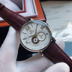 品牌：欧米茄-OMEGA  F9 类型：[酷]男士腕表 双层字面 立体感强表壳：316精钢（做工优质）表带：进口小牛皮/316精钢（两种可选）机芯：高级定制全自动机械机芯（走时稳定）玻璃：高级强化镀膜镜面尺寸：直径40mm，厚度12.5mm 三杰精致推荐男士机械腕表 SJ为你精心挑选超真实c实物图拍摄