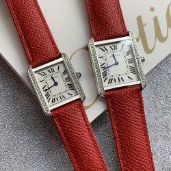 实拍【精品升级版】卡地亚超薄坦克Cartier Tank Solo系列，一款百搭性价比又高的手表 进口瑞士石英机芯，圆珠形表冠，镶嵌一颗凸圆形合成尖晶石，镀银珠光表盘，罗马数字时标，剑形蓝钢指针，蓝宝石水晶镜面，搭配进口牛皮表带，多颜色可搭配。直径：小号2431mm,中号2734mm。佩戴舒适柔软服帖，上手显得高贵又典雅，很气质很女人独家货源。