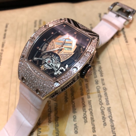 【独家实拍 理查德•米勒 】 《Richard Mille》新成员:(RM71-01 Talisman )女士腕表 专为女性设计,金质表盘上装饰有独特的「护身符」 表盘有10种不同的设计版本,腕表的每一颗钻石与珍珠贝面均由人工手动镶嵌 蓝宝石镜面与镂空式设计让您一览无余!原装西铁城全自动机械机芯,精致走时低至零返修!表带材质可采用橡胶带与牛皮带,搭配原装带钻折叠扣!「RM 71-01 Talisman」是对当代女性的致敬——是当代女性不可多得的完美选择!独家实拍,欢迎转发! 【独家实拍 理查德•米勒 】 《Richard Mille》新成员:(RM71-01 Talisman )女士腕表 专为女性设计,金质表盘上装饰有独特的「护身符」 表盘有10种不同的设计版本,腕表的每一颗钻石与珍珠贝面均由人工手动镶嵌 蓝宝石镜面与镂空式设计让您一览无余!原装西铁城全自动机械机芯,精致走时低至零返修!表带材质可采用橡胶带与牛皮带,搭配原装带钻折叠扣!「RM 71-01 Talisman」是对当代女性的致敬——是当代女性不可多得的完美选择!独家实拍,欢迎转发!