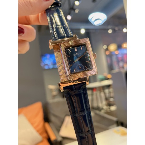 新款积家经典翻转系列高级女士腕表[飞吻][飞吻]精钢表壳，独特设计180度旋转翻盖，内置瑞士石英机芯，走时精准稳定！真皮表带，尺寸1比1[色][色]尺寸：23*34mm 厚度：13.5mm】