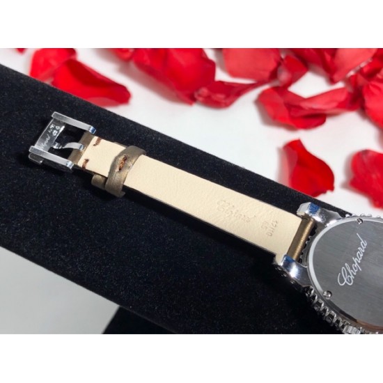 萧邦新款 LHEURE DU DIAMANT MEDIUM OVAL 此款LHeure du Diamant 椭圆形切割雕纹镶钻表盘 环以点缀钻石的表圈 优雅气韵 时尚风格和萧邦精湛的手工艺尽显无遗 光华耀目 MM™ 白玫同价 萧邦新款 LHEURE DU DIAMANT MEDIUM OVAL 此款LHeure du Diamant 椭圆形切割雕纹镶钻表盘 环以点缀钻石的表圈 优雅气韵 时尚风格和萧邦精湛的手工艺尽显无遗 光华耀目 MM™ 白玫同价