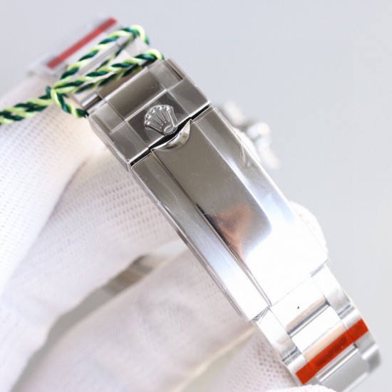 ROLEX 劳力士 顶级玩物 用劳力士最经典的潜航系列水鬼作为原型,经过圈口钻石的二次改装,精致动人!西铁城全自动机械机芯,超强夜光字面,尺寸40mm! ROLEX 劳力士 顶级玩物 用劳力士最经典的潜航系列水鬼作为原型,经过圈口钻石的二次改装,精致动人!西铁城全自动机械机芯,超强夜光字面,尺寸40mm!