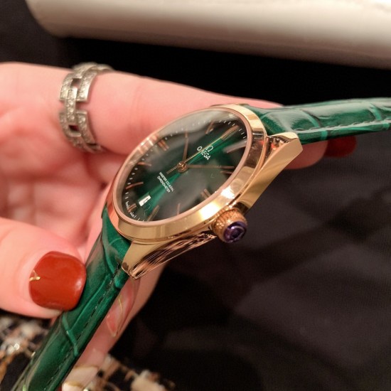 ★实拍 欧米茄-OMEGA 欧米茄碟飞名典系列 女士腕表 欧米茄名典腕表诞生于1949年,其纤薄而典雅的金质表壳别具一格,内部搭载的超薄机芯极具传奇色彩。渐变色弧面表盘,搭配抛光18K金指针,6点位设置有日历窗口,34mm玫瑰金表壳配以多色双面意大利牛皮表带。低调的奢华,简约而不简单. ★实拍 欧米茄-OMEGA 欧米茄碟飞名典系列 女士腕表 欧米茄名典腕表诞生于1949年,其纤薄而典雅的金质表壳别具一格,内部搭载的超薄机芯极具传奇色彩。渐变色弧面表盘,搭配抛光18K金指针,6点位设置有日历窗口,34mm玫瑰金表壳配以多色双面意大利牛皮表带。低调的奢华,简约而不简单.