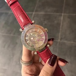 FRANCK MULLER【法兰克•穆勒】神秘时间 玩转表界 2020年新款女式腕表，官网同步更新，奢华的经典著作当属FM出品，纯钢外壳，镶嵌施华洛世奇水晶，高端的奢华与尊贵，经典满钻字面，突破设计风格和寓意深刻，改变需要新形象，你值得拥有。进口2836全自动机械，蓝宝石镜面，亮色真牛皮表带。尺寸大号42mm   小号38mm